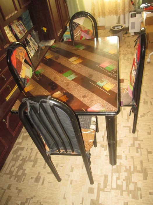 Стол обеденный и четыре стула