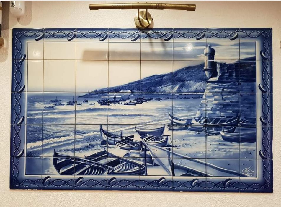 Azulejos pintados á mão, vidro em relevo, serigrafia, estampilhas etc.