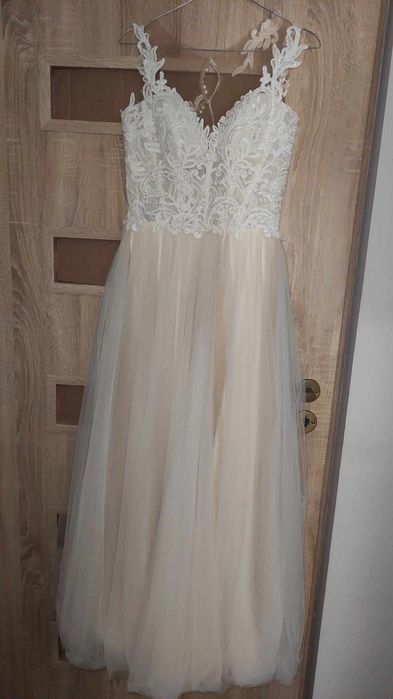 Suknia ślubna na guziki