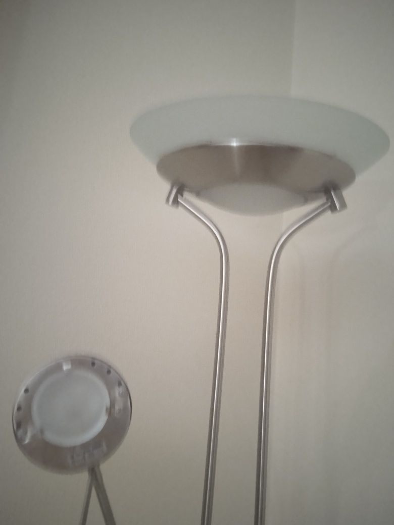 Candeeiro de pé com duas luzes
