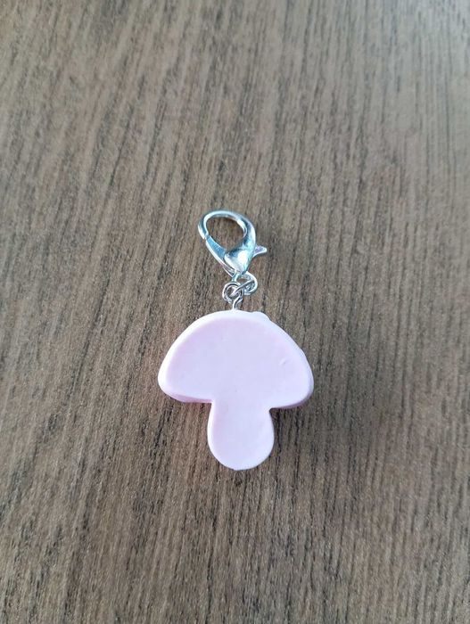 Brelok, zawieszka z fioletowym grzybkiem
