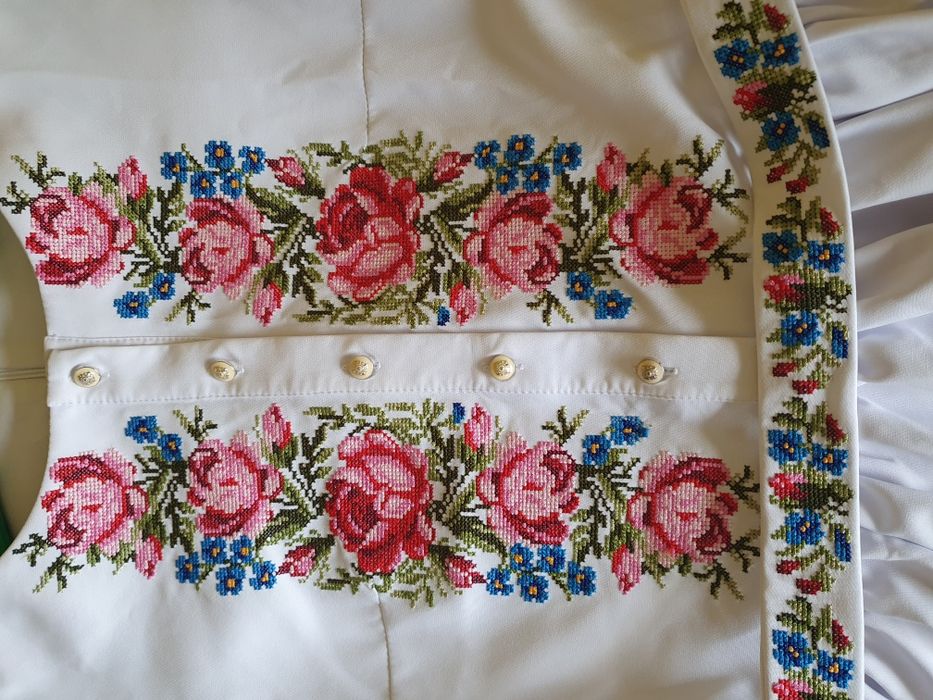 Вишите біле плаття