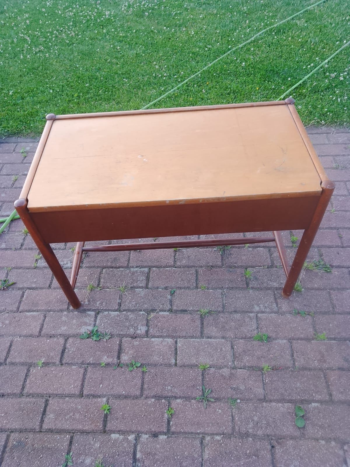 Witam oddam stół i toaletkę PRL