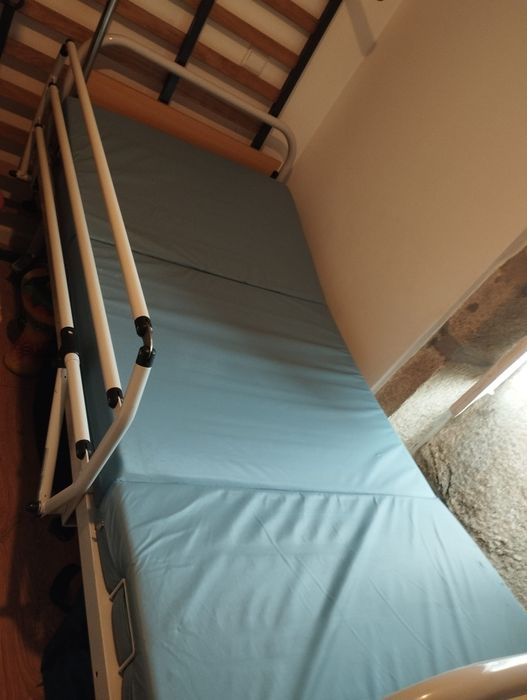 Cama articulada com colchão anti-escaras