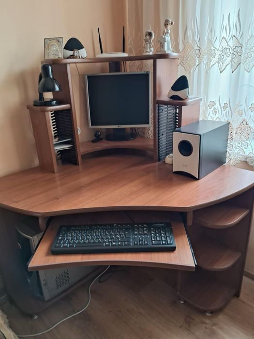 Компʼютерний стіл в хорошому стані