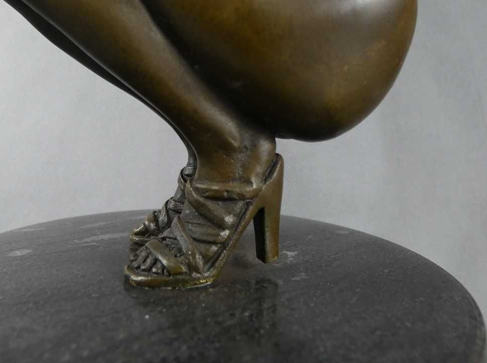 AKT Kobieta kucająca pozująca BRĄZ marmur figura RZEŹBA sygnowana 4kg