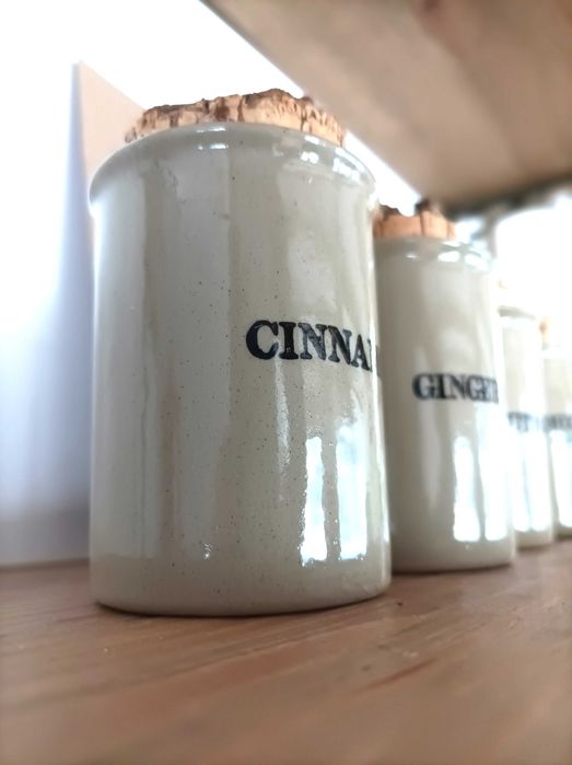 Zestaw  pojemników na przyprawy. Pojemniki. Słoje kuchenne.  Słoiki.