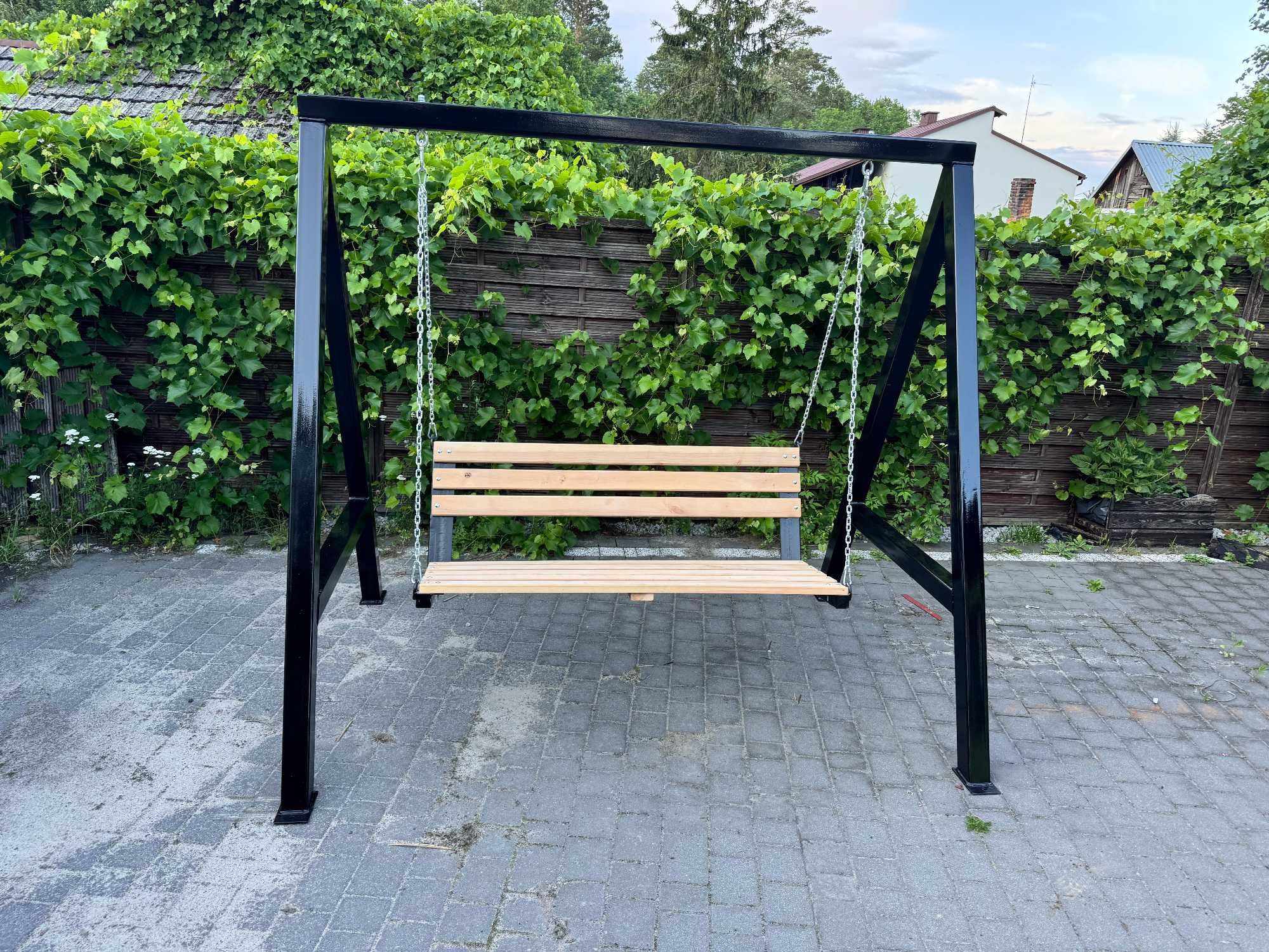 huśtawka ogrodowa metalowa ławka meble ogrodowe