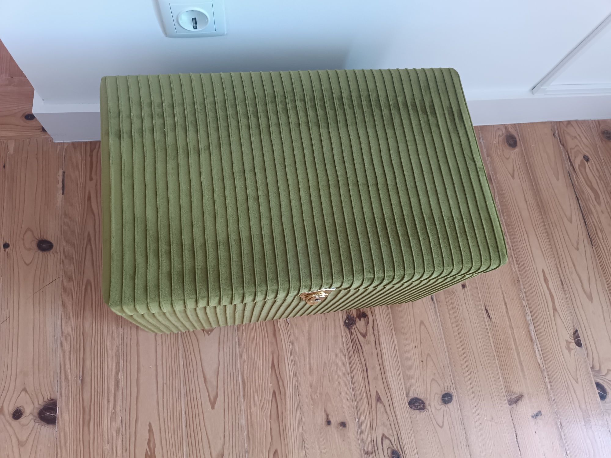 Baú veludo verde 52x32x32