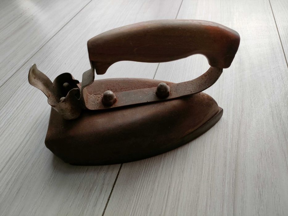 Zabytkowe żelazko stare