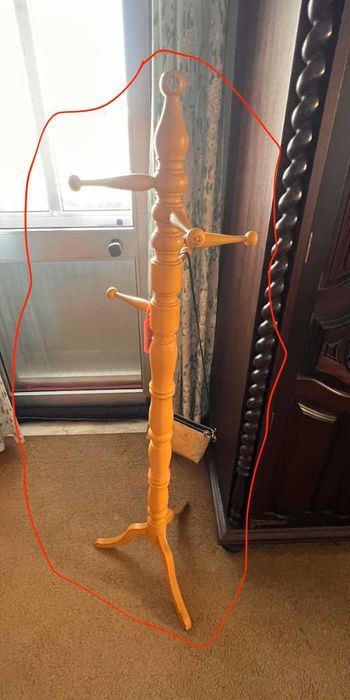 Cabide de pé em madeira