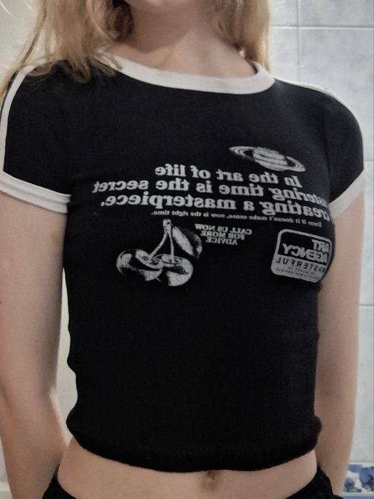 чорний топ з білими деталями.