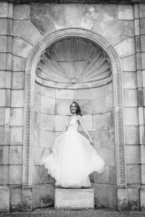 Na sprzedaż delikatna suknia ślubna na ramiączkach