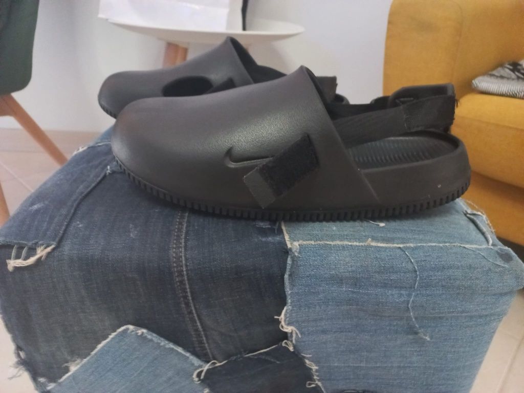 Sandálias nike  praticamente novas
