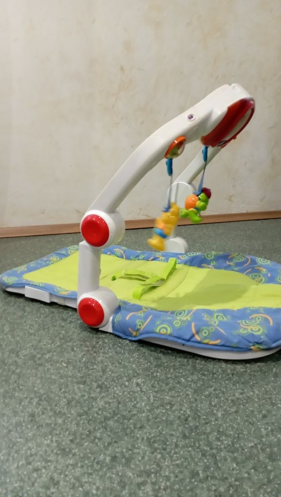 Лежак Chicco с развивающими игрушками