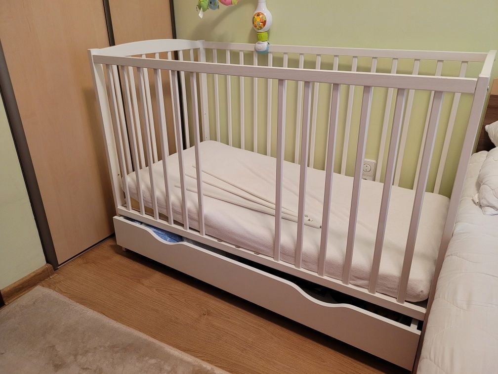 Łóżeczko sosnowe z szufladą kolor biały plus materac