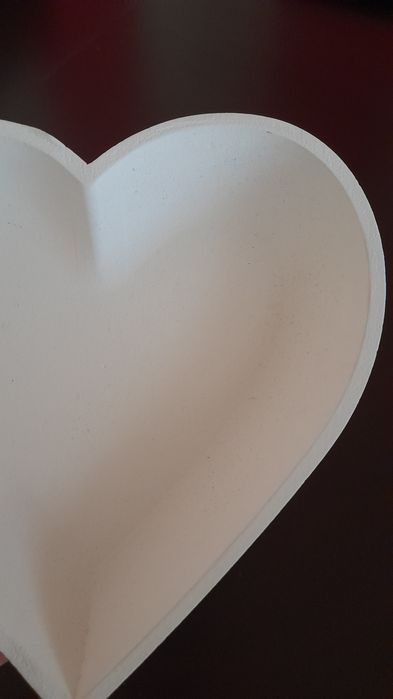 Nowa biała lekka gipsowa podstawka taca patera serce