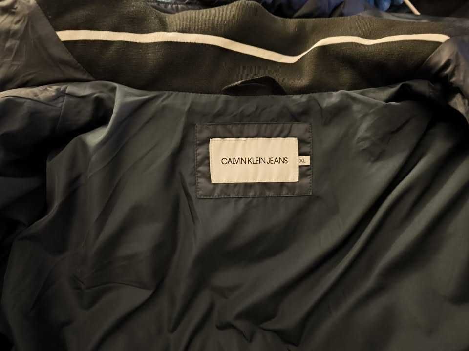 Casaco Calvin Klein Tamanho XL (Veste como L) NOVO