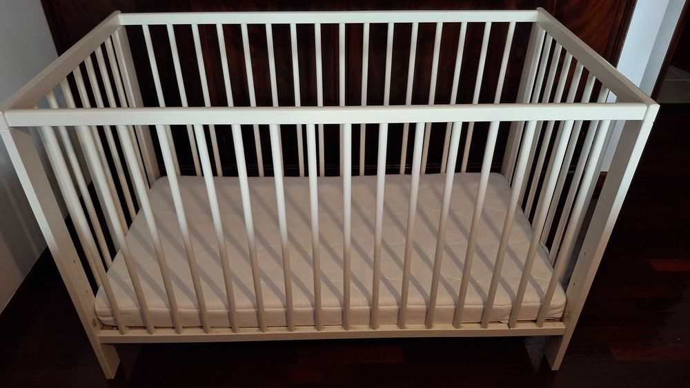 Vendo berço IKEA com colchão em excelente estado