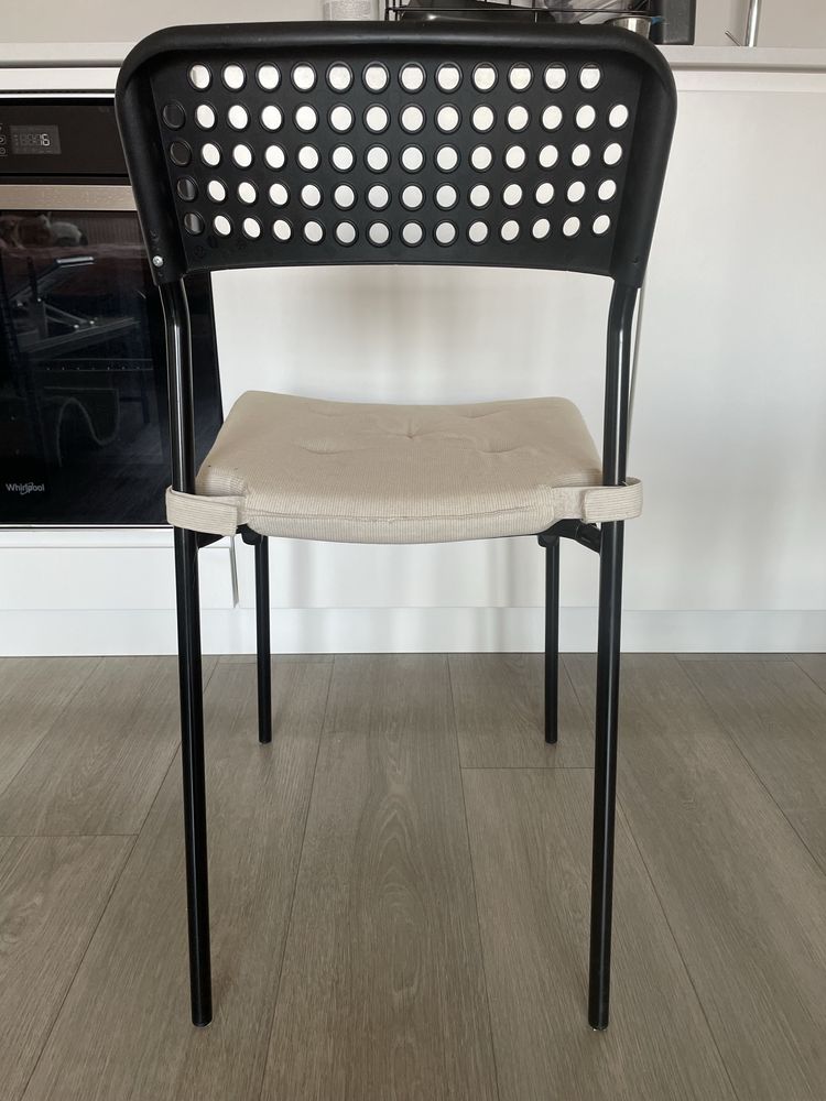 Czarne krzesło Ikea