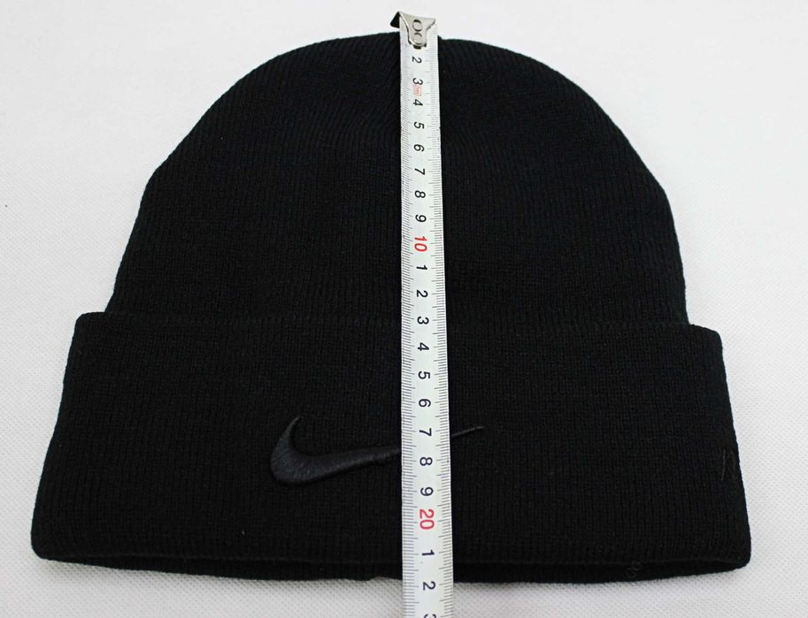 Тепла шапка найк (Nike) чорного кольору з чорною вишивкою з боку
