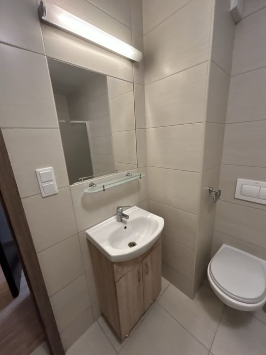 Szafka łazienkowa, umywalka, lampka, szyba prysznicowa