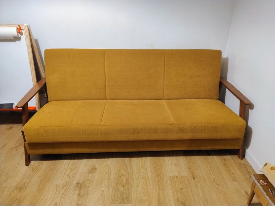 Piękna, musztardowa sofa