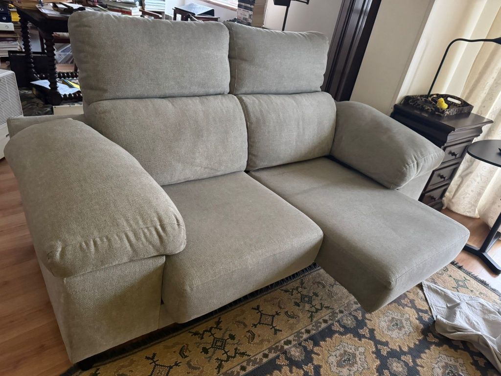Sofá de 2 lugares com chaise long e arrumação nos braços.