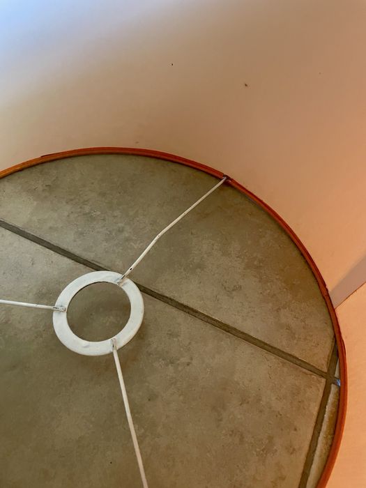 Abajur laranja e abajur rosa