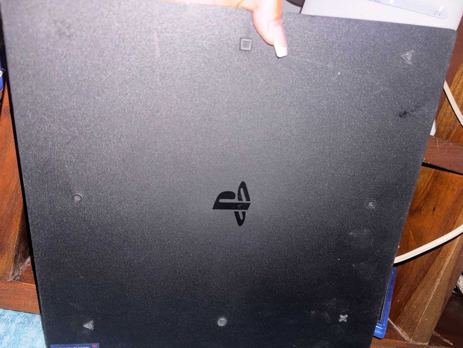 Vende-se PlayStation 4  pro 1 TB 4 jogos e 2 cumandos