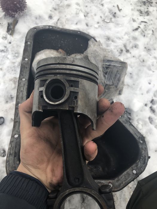 Продам блок з колінвалом поршнями під ремонт