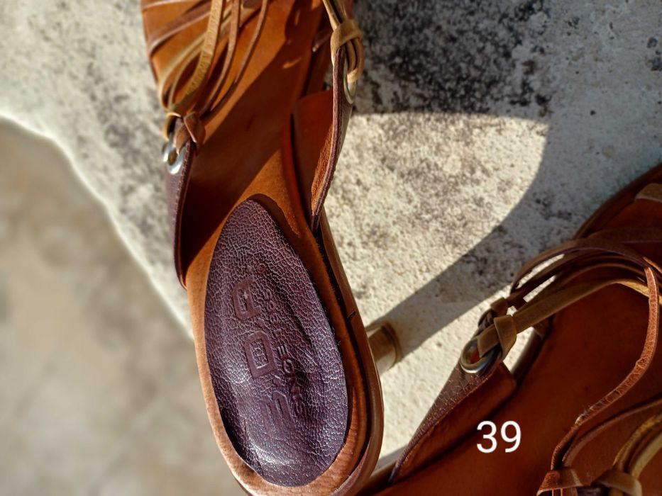 Sandália, em pele.
Tamanho 39.