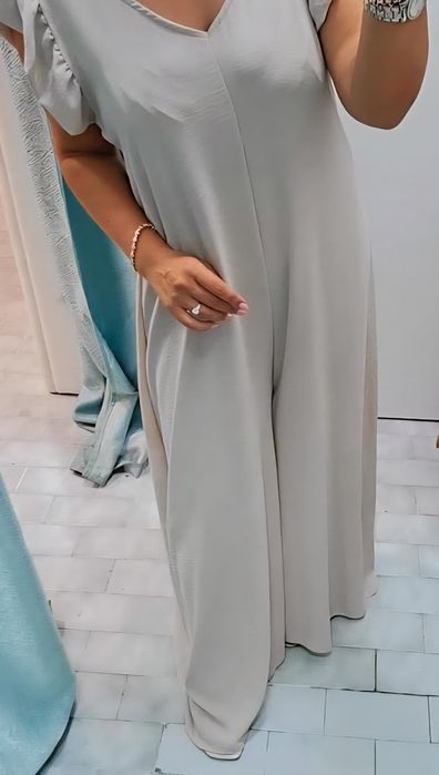 Macacão bege comprido, com folhos nos ombros. TU