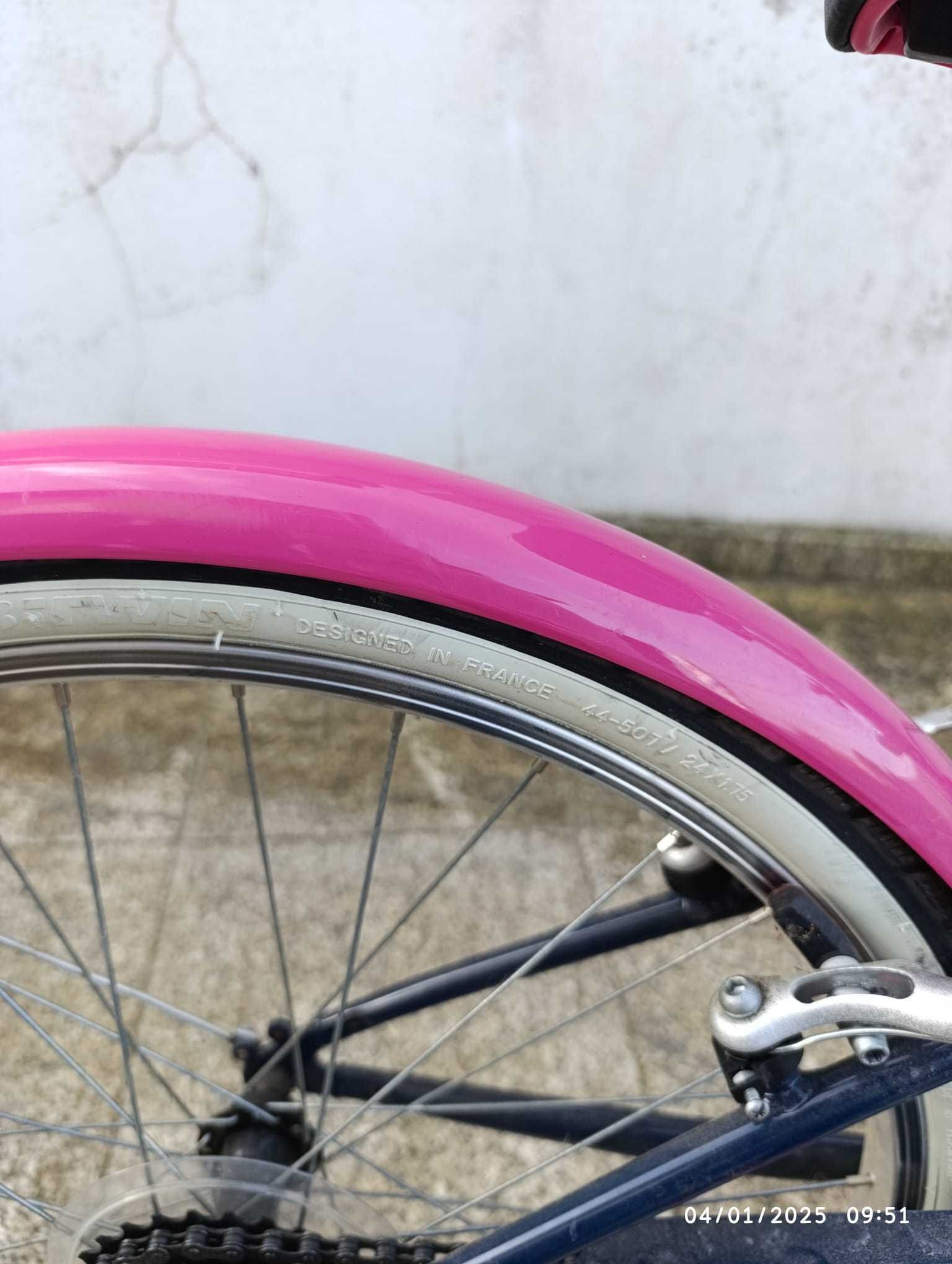Bicicleta BTWIN roda 24 com cesto.
