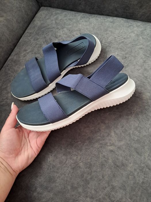 Сандалі на резинках