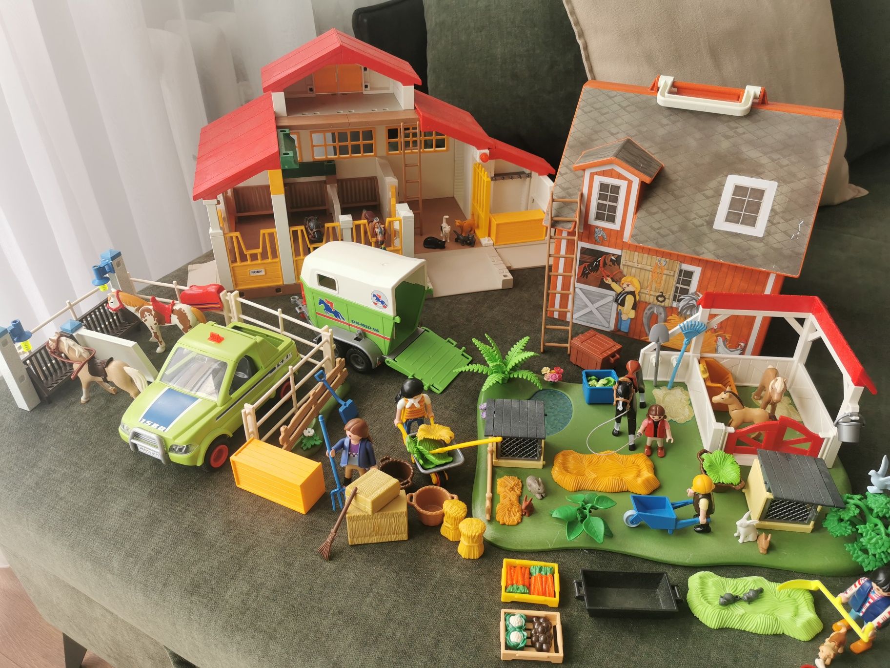 Klocki Playmobil stadnina koni, szkółka dla koni, auto, boxy.