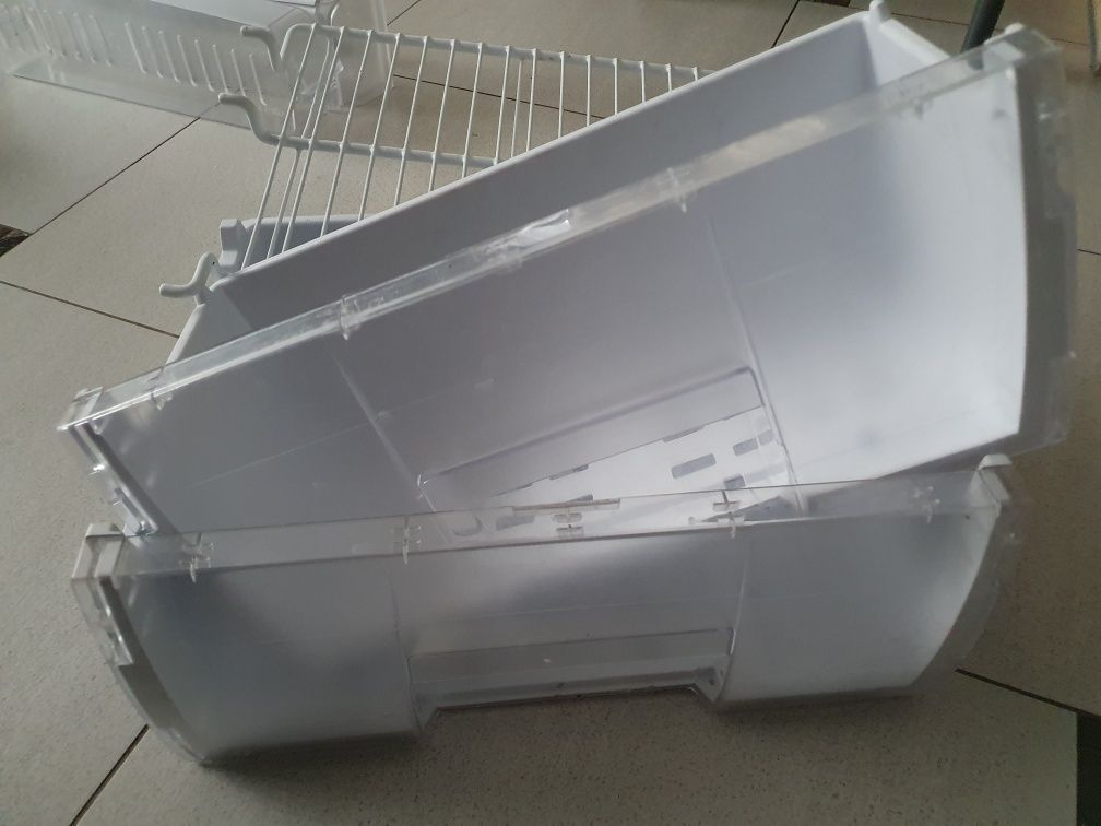 Wyposażenie lodówki Beko połki szuflady balkoniki model CBI7771