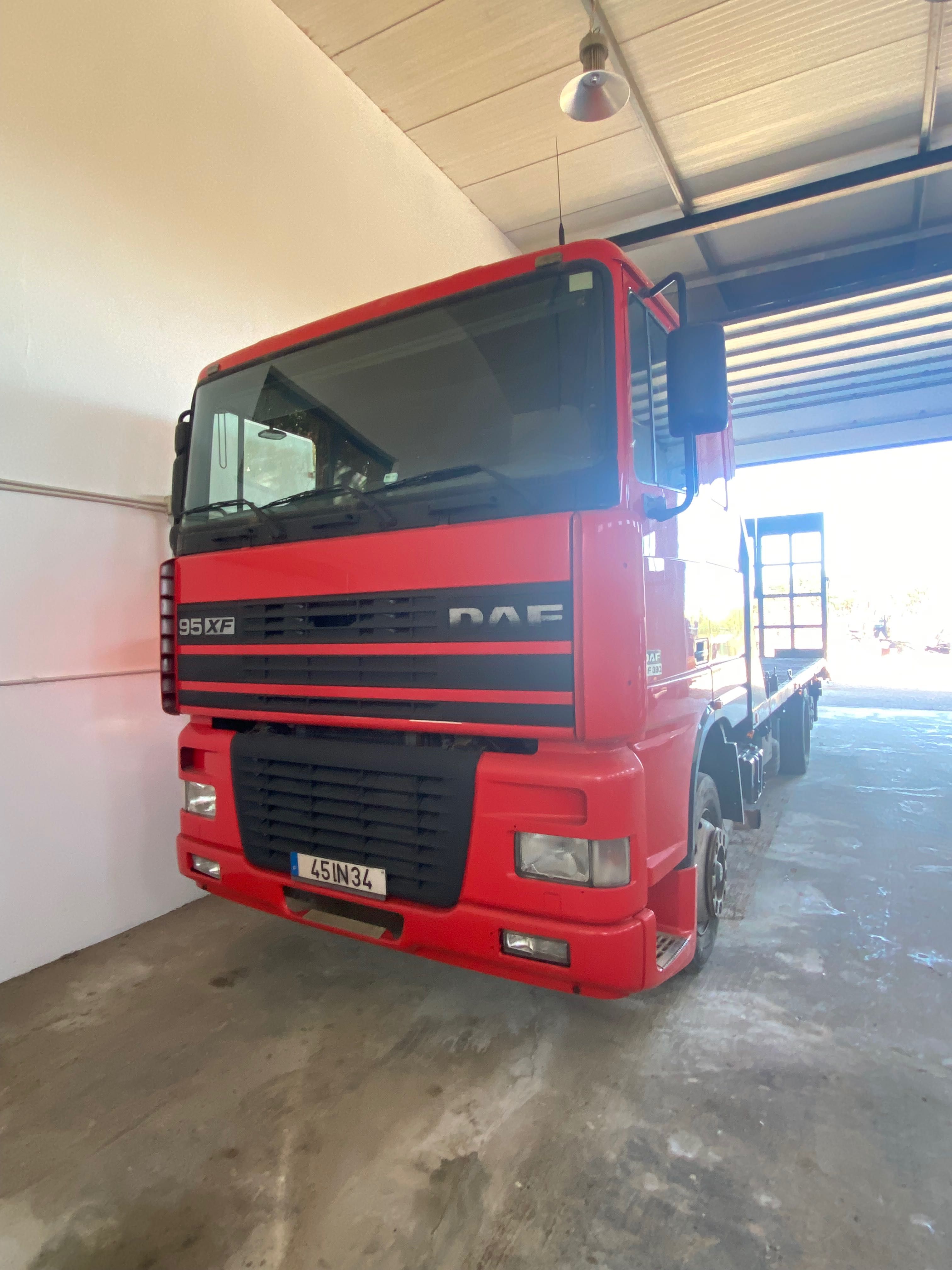 Camião DAF porta- maquinas