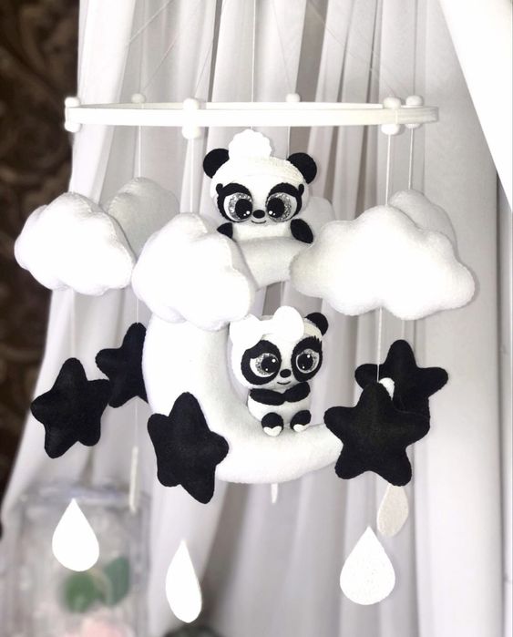 Дитячий мобіль в ліжечко ручної роботи з фетру для хлопчика «Пандочки»