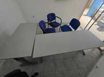 Secretaria e cadeiras de escritório