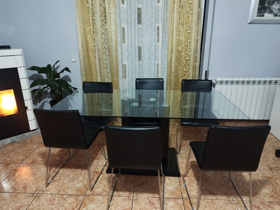 Mesa em vidro com 6 cadeiras