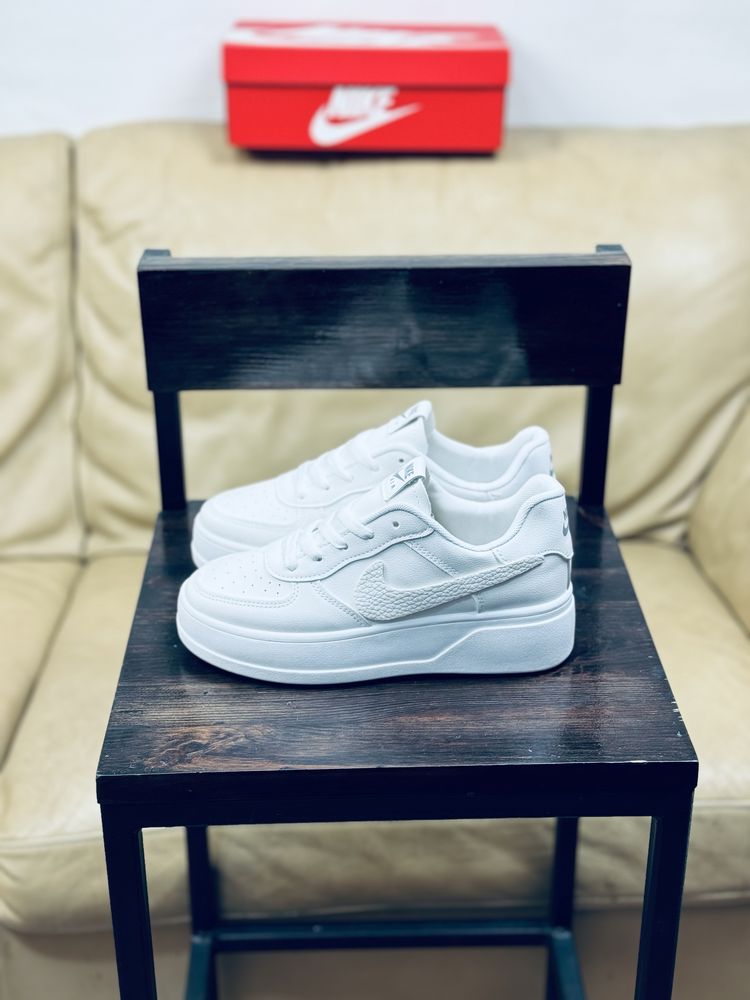 Белые кожаные кроссовки Nike Force AF 1 2024 Новинка красовки Найк