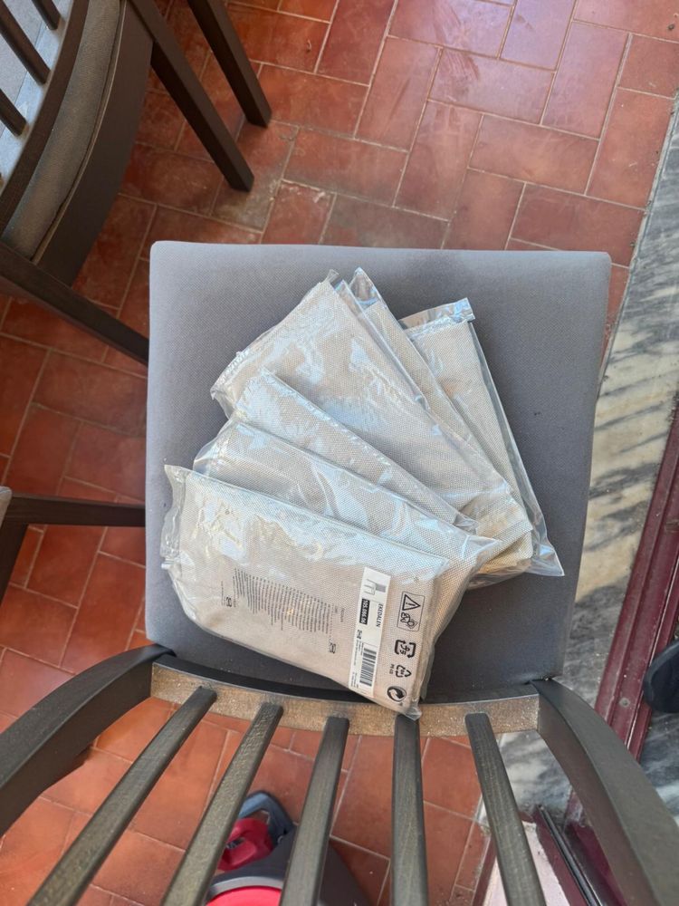 1 mesa, 6 cadeiras com 6 capas extra