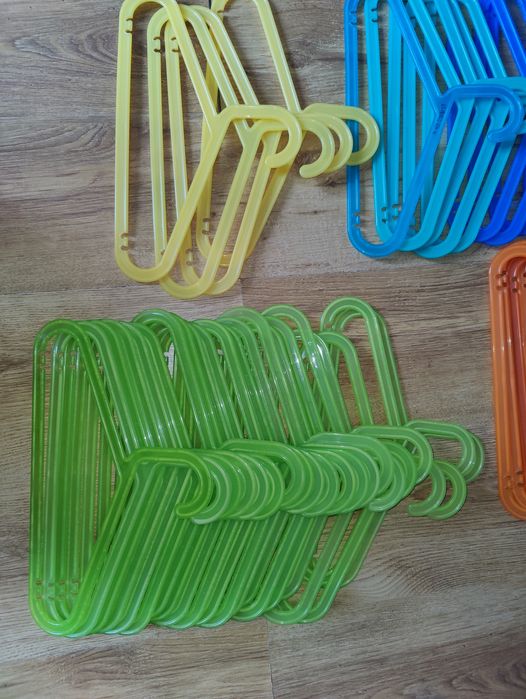 Kolorowe wieszaki Ikea Bagis- dla dzieci