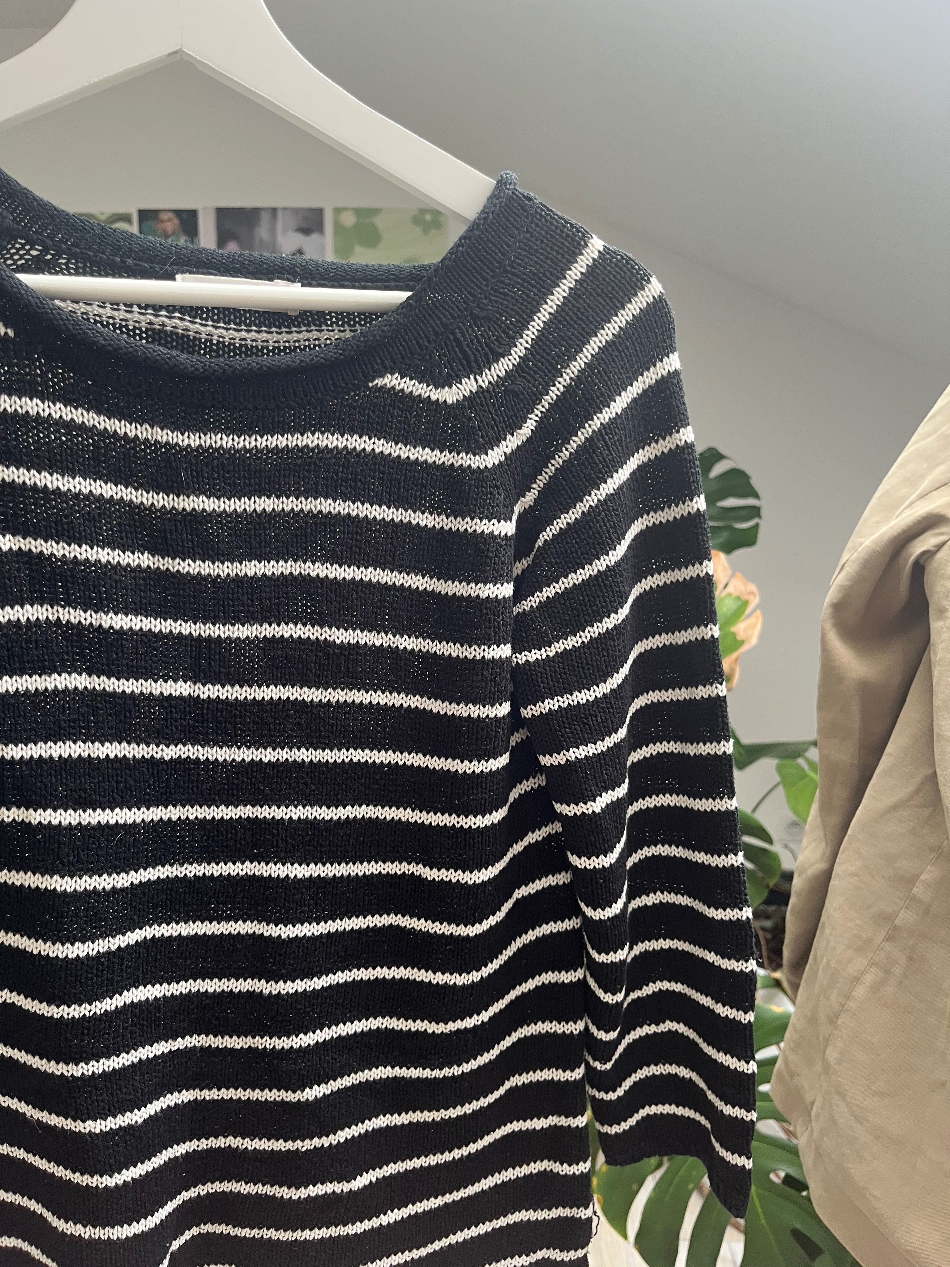 czarny sweter w białe paski rękaw 3/4 S