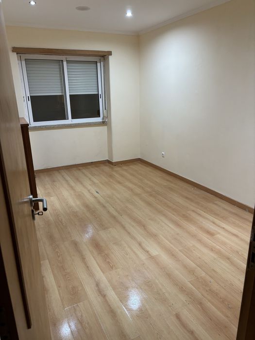 Quarto disponível – Amadora, junto à estação