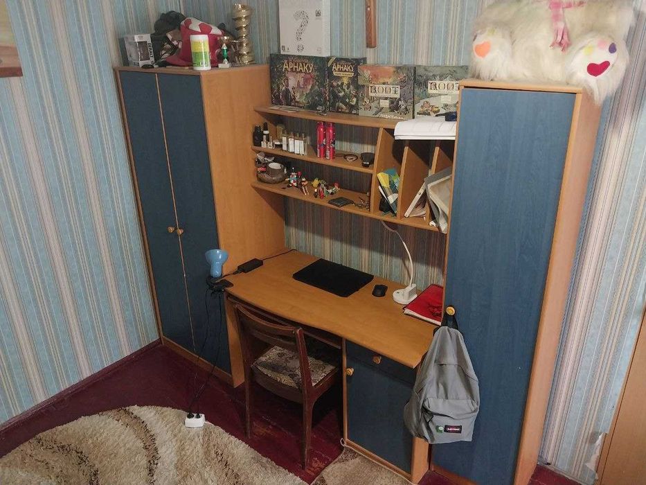 Дитяча стінка зі столом та шафою