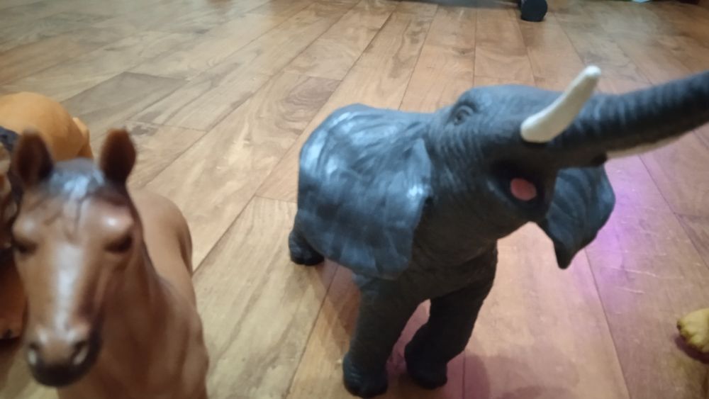 Звери большие  резиновые .