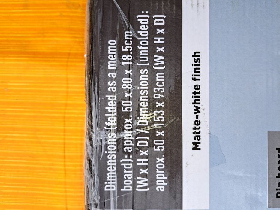 Regał ścienny z składaną półką.