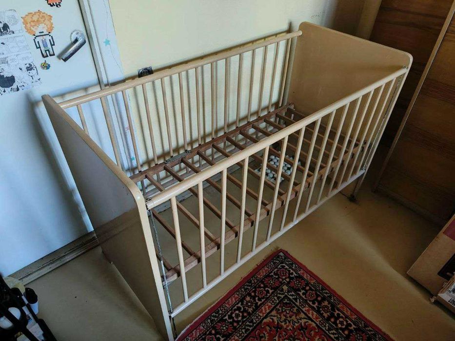 Дитяче ліжечко, комбіноване. Передня решітка опускається.